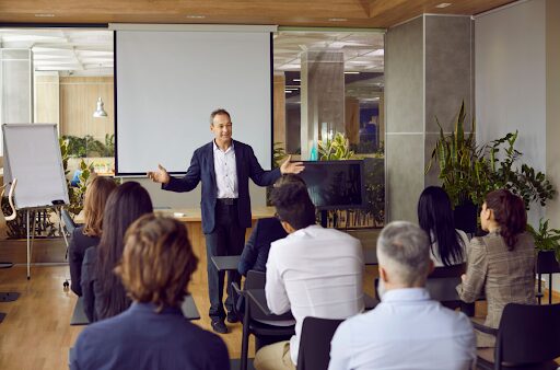 Master Advisor leading an Executive Coaching course